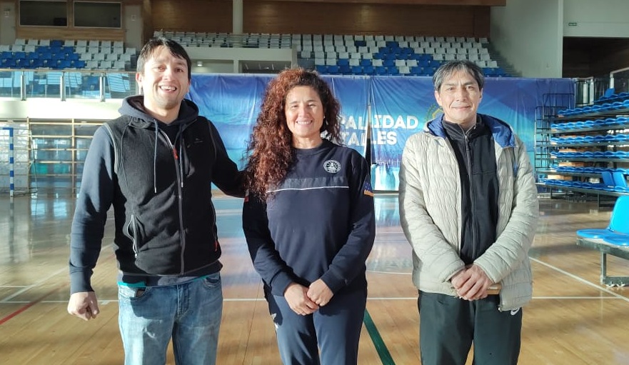 Giant volleyball match in Puerto Natales: Chile vs.  New Zealand
