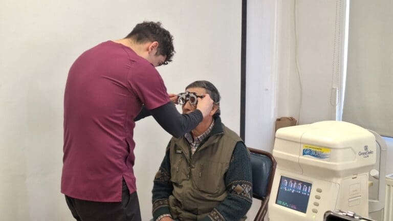 Operativo oftalmológico beneficia a 100 personas mayores de 60 años en Porvenir