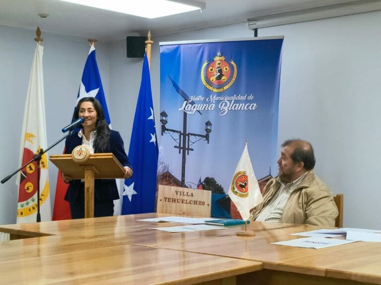 Sernac y Municipalidad de Laguna Blanca firman convenio para protección de consumidores
