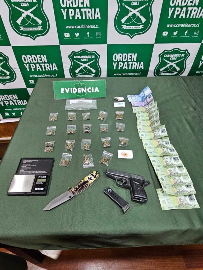 Carabineros detiene a un sujeto por porte de armas y microtráfico