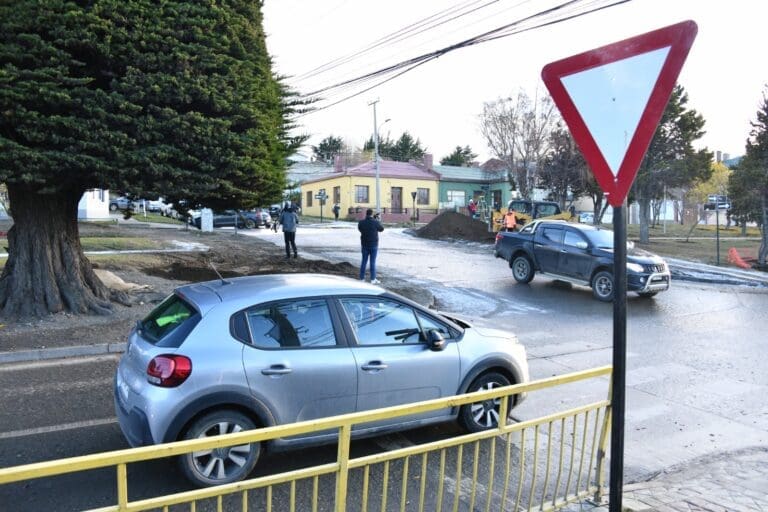 Refuerzan medidas de seguridad vial en Punta Arenas con modificaciones en señalética durante el invierno