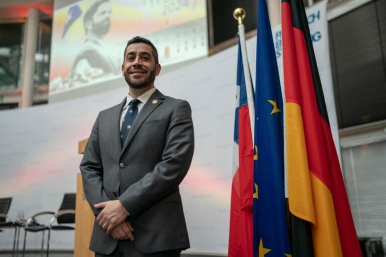 Investigador del Inach participa de gira presidencial en Europa