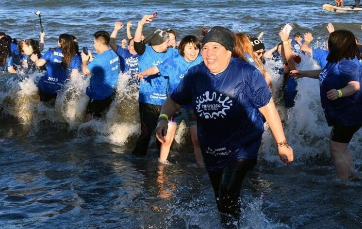 A pesar de las bajas temperaturas se desarrolló con éxito la fiesta del Chapuzón del Estrecho 2024