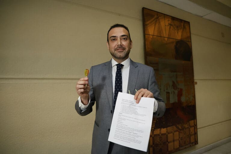 Senador Karim Bianchi presenta la 