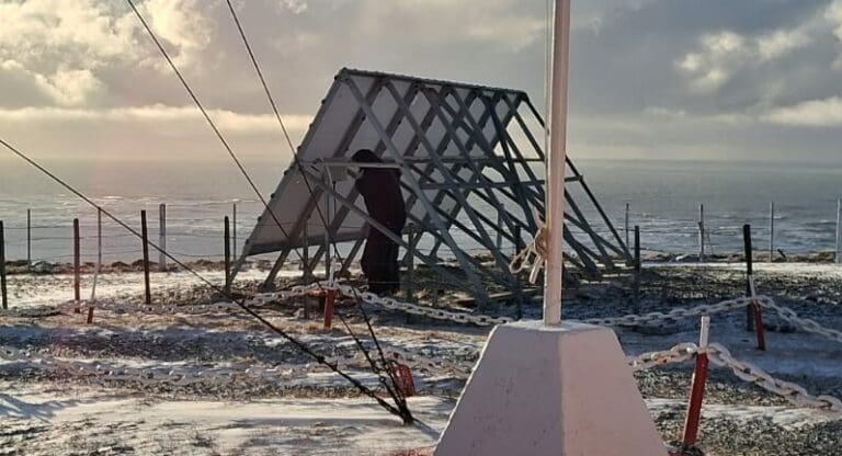 Militares argentinos retiran paneles de control en territorio disputado de Tierra del Fuego