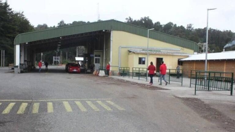 Camiones chilenos con alimentos no pudieron pasar frontera con Argentina