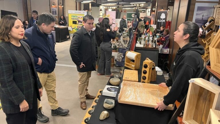 Fosis y Gendarmería promueven emprendimiento local en feria de Punta Arenas
