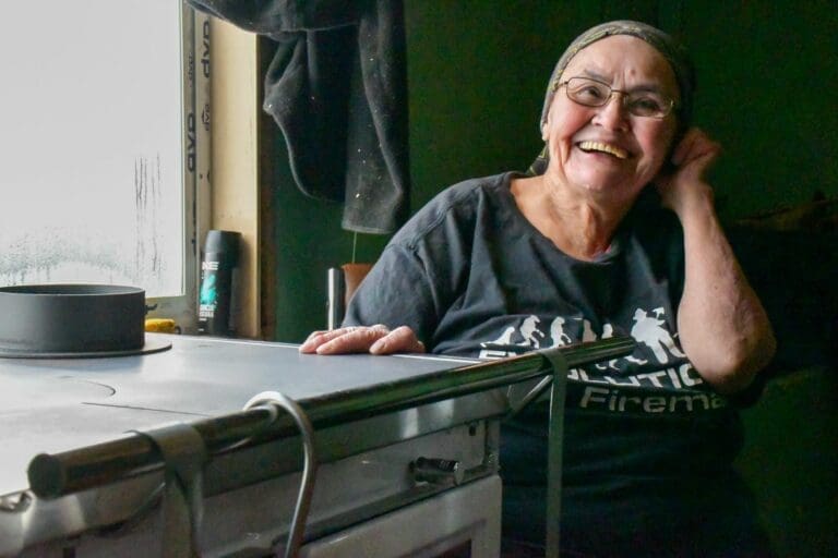 Mujer rural de Isla Navarino recibe nueva cocina a leña gracias a fondo social del gobierno