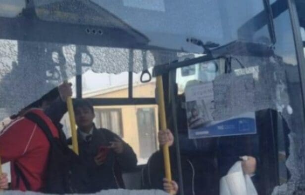 Pasajera resulta herida en micro de transporte público tras impacto de bola de nieve con piedra