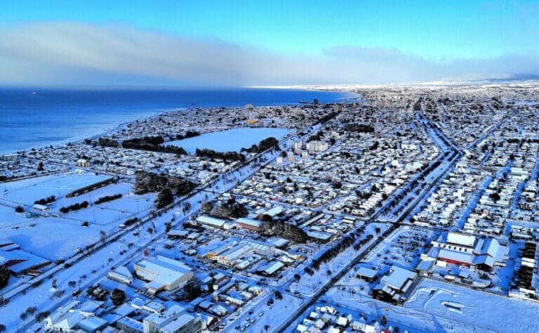 Primera nevada del año complica desplazamiento en Punta Arenas