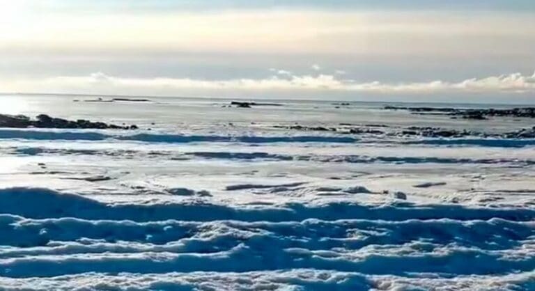 Fenómeno inusual en Tierra del Fuego: olas del mar aparecen congeladas en Río Grande