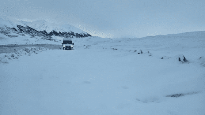 Falta de coordinación y despeje de nieve obstaculiza el turismo en Torres del Paine y Cueva del Milodón