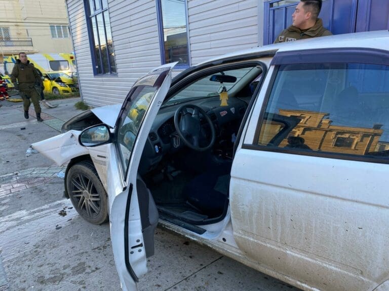 Fuerte accidente de tránsito en calle O'Higgins con Croacia: conductor involucrado se dio a la fuga