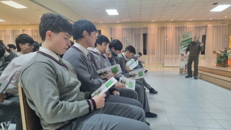 Carabineros de Chile realiza charlas informativas para estudiantes de enseñanza media en Magallanes