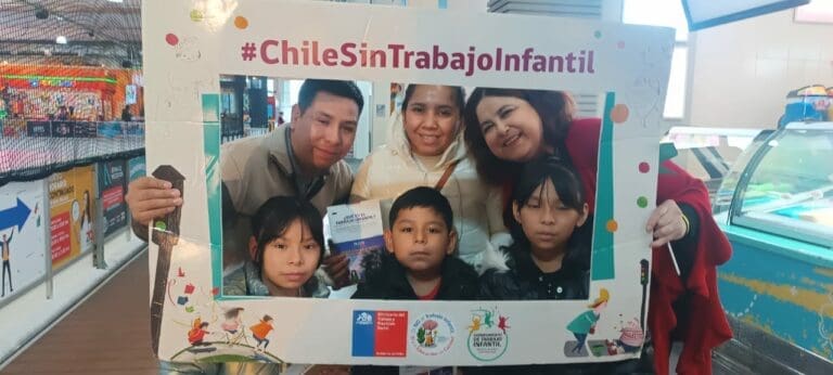 Exhiben lienzos con lemas contra el trabajo infantil por la conmemoración del Día Internacional