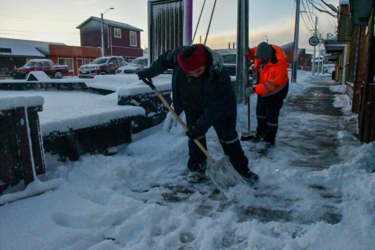 Puerto Williams activa operativos de despeje por primera nevada del año