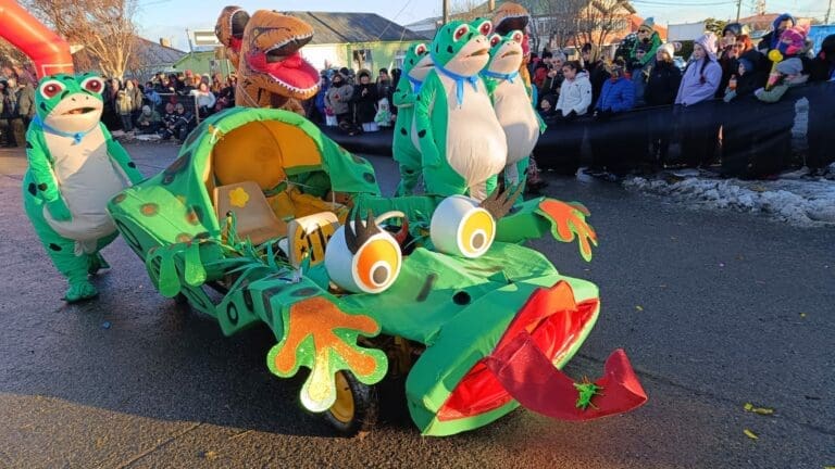 Porvenir se viste de fiesta con la carrera de Autos Locos en su aniversario