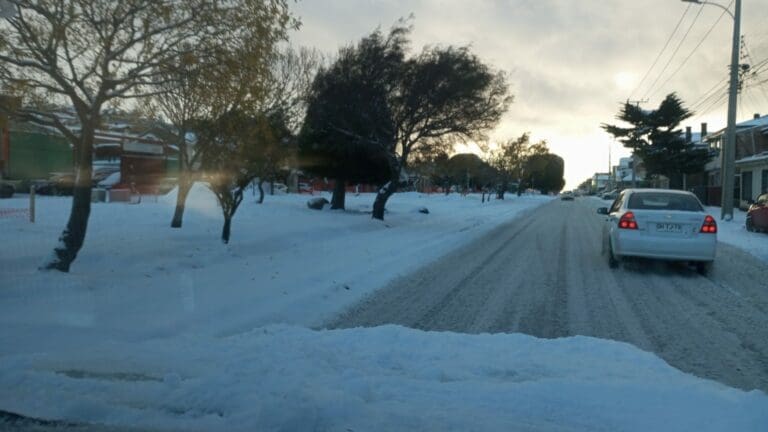 Escasez de sal y falta de limpieza de veredas afectan a Punta Arenas tras últimas nevadas