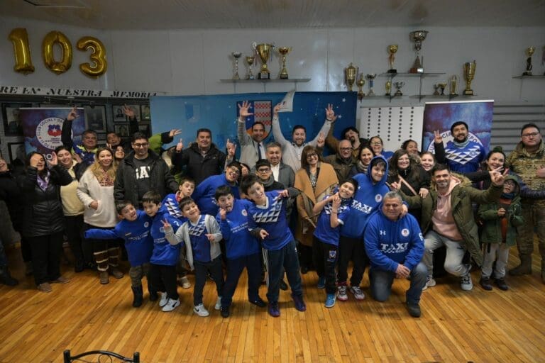 Gore anuncia tres importantes proyectos de infraestructura para clubes deportivos de Porvenir