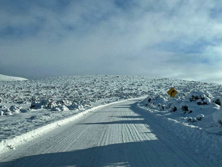 Vialidad del MOP a toda capacidad en labores de despeje de nieve en Torres del Paine