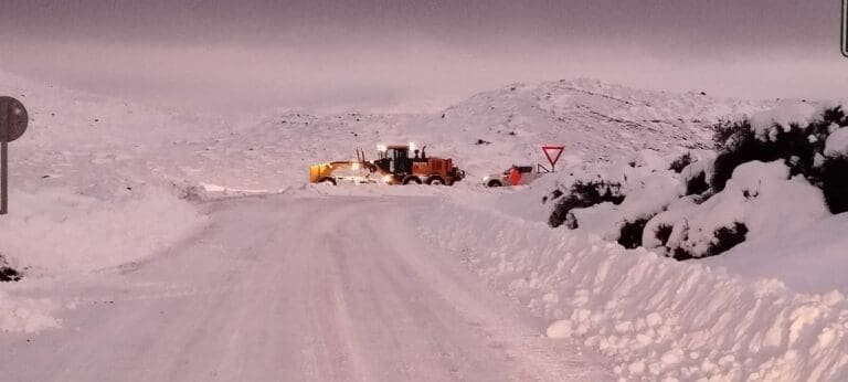 Despejan rutas afectadas por nieve en el Parque Nacional Torres del Paine