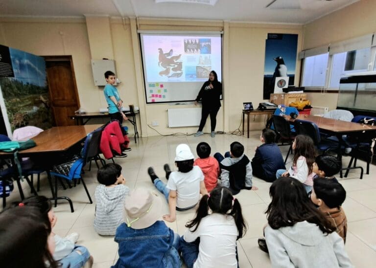 Taller de invierno del Inach introduce a niños en las maravillas de la cadena trófica antártica
