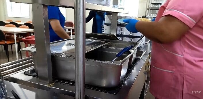 Cerca de 500 raciones diarias preparadas con atención personalizada en el Hospital de Natales