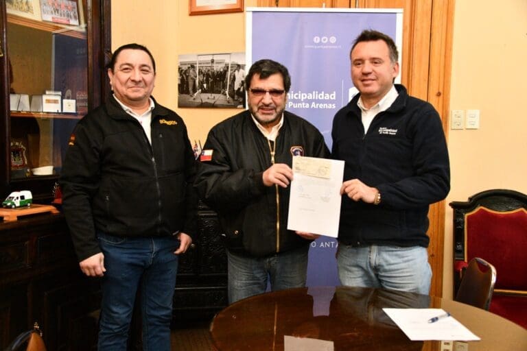 Municipalidad de Punta Arenas entrega tercera cuota de subvención de $160 millones al Cuerpo de Bomberos