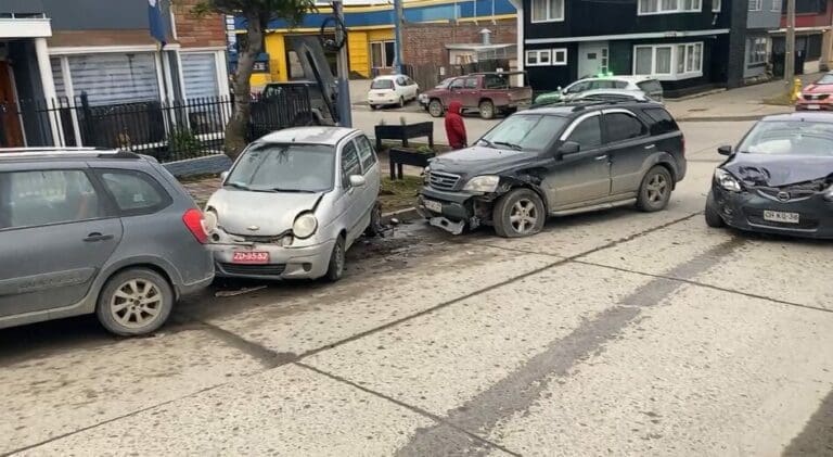 Colisión de cuatro vehículos en la intersección de Avenida Colón con Armando Sanhueza