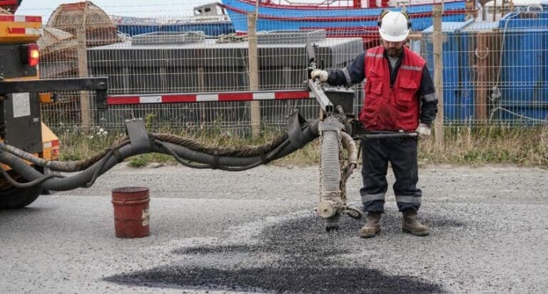 Municipalidad realiza trabajos de bacheo en frío en diversos sectores de Punta Arenas