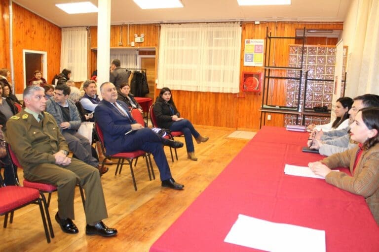 Dirigentes comunitarios participan en conversatorio sobre el sistema de justicia penal