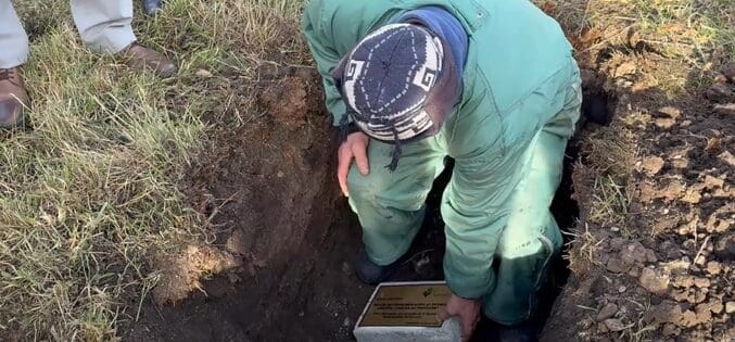 Colocan la primera piedra de monumento en homenaje a la comunidad chilota en Porvenir
