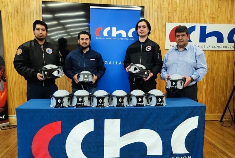 Cámara Chilena de la Construcción Magallanes dona cascos de seguridad al Grupo de Rescate K9 Ladridos del Sur