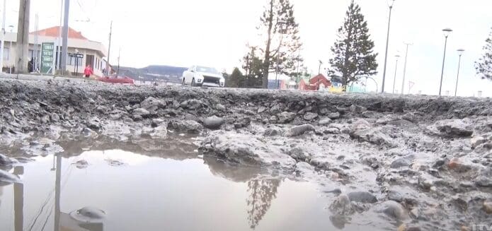 Persisten los hoyos en las calles de Punta Arenas: conductores expresan su molestia ante falta de soluciones