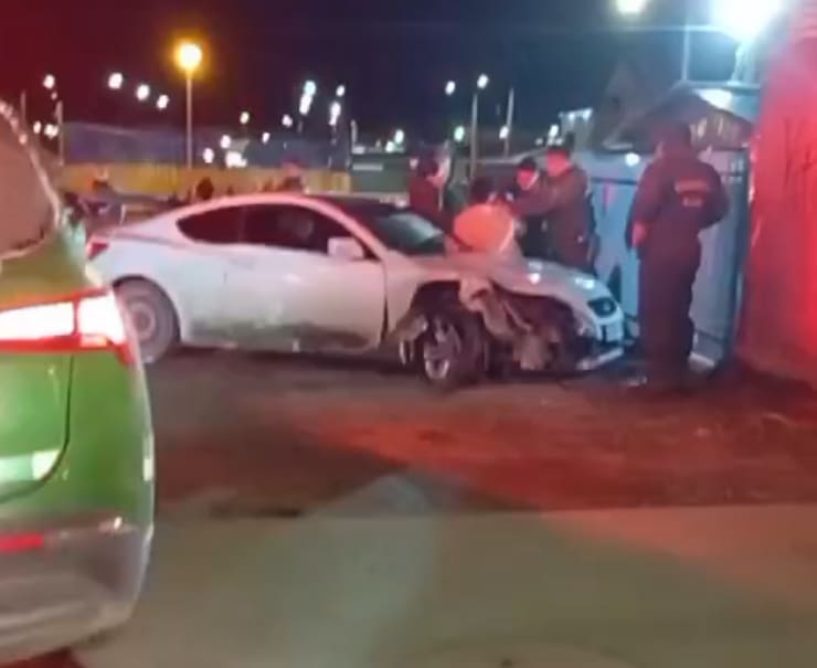 Detienen a tres personas en persecución policial tras chocar auto de Carabineros