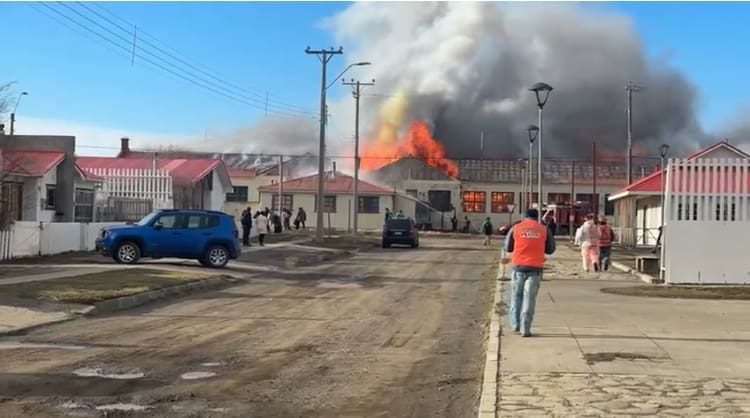 Grave incendio en talleres de Cerro Castillo se registra en este momento