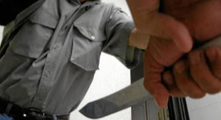 ¡De milagro! Hombre que fue agredido con cuchillo en Hogar de Cristo se salva por su gruesa vestimenta