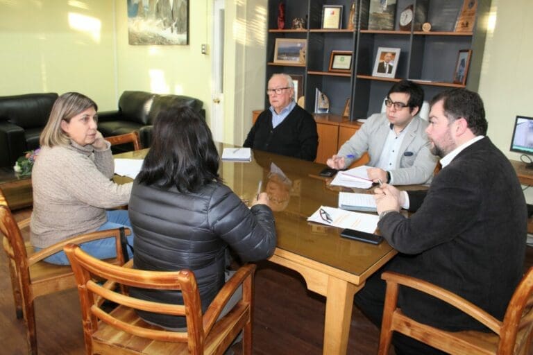 Delegado Guillermo Ruiz se reúne con directiva vecinal en Natales para abordar desafíos de equidad territorial