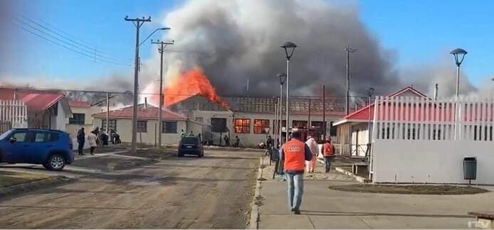 Conozca detalles del incendio que destruyó vivienda y galpón en Cerro Castillo