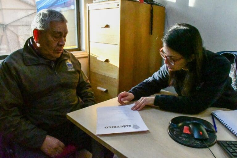 Delegación provincial y ChileAtiende apoyaron a postulantes al subsidio eléctrico en Puerto Williams
