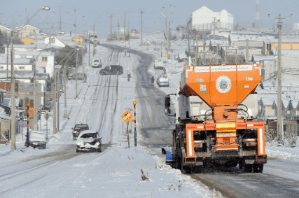 Más de 400 toneladas de sal llegan a Punta Arenas para enfrentar emergencia climática