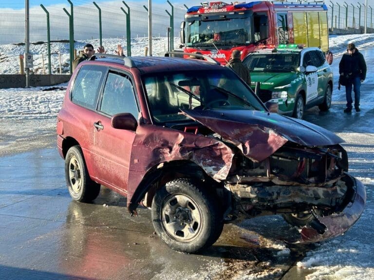 Colisión en Punta Arenas deja un vehículo destruido pero ocupantes salen ilesos