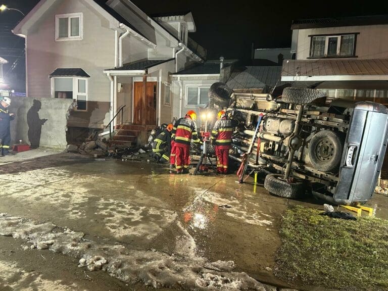 Accidente de tránsito en calle Pedro Aguirre Cerda: camioneta termina incrustada en vivienda