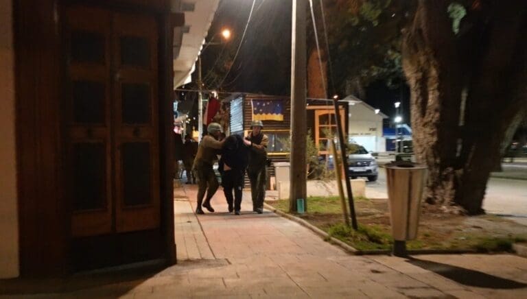 Detienen en Puerto Natales a un hombre que se parapetó en su vivienda y le apuntó con un rifle a Carabineros