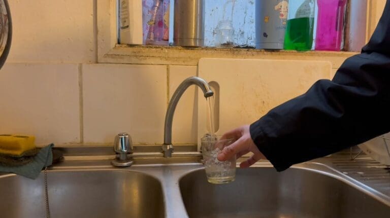 Vecinos de Bahía Chilota en Porvenir denuncian que el agua no es apta para el consumo humano
