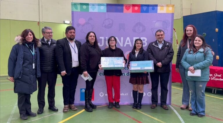 Entregan 80 computadores a estudiantes de Tierra del Fuego para apoyar trayectoria educativa