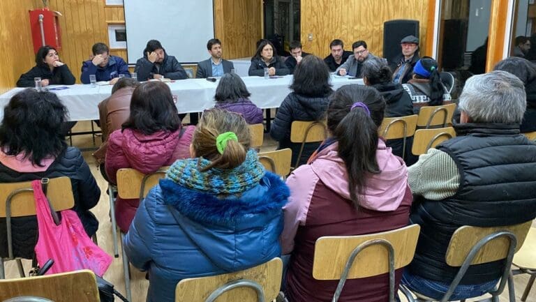 Vecinos del sector sur de Punta Arenas presentan necesidades y reciben respuestas en reunión con Seremis