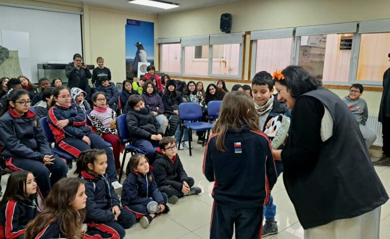 Cuentacuentos acercan a escolares de Punta Arenas a la Antártica 