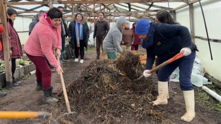 Campesinos de Tierra del Fuego mantienen viva la tradición de la Minga para impulsar la agricultura