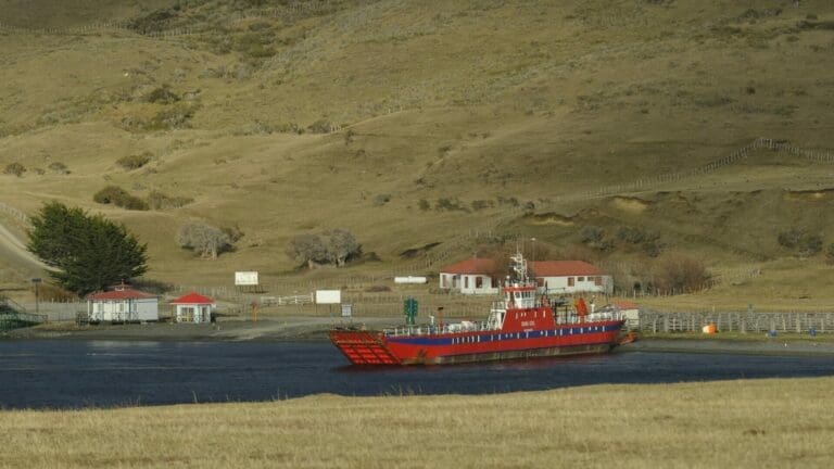 Continúa conflicto por transporte marítimo en Río Verde: alcaldesa responde a seremi de Transportes